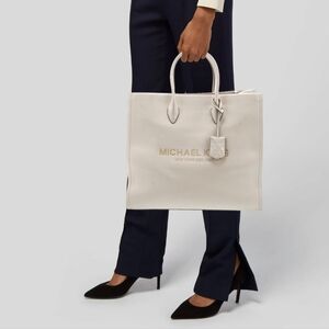 Hello ladies summer what there on the corner beautiful and Alegant